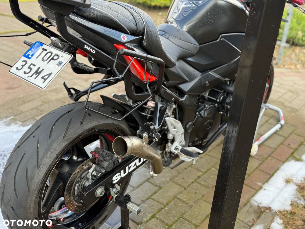 Suzuki GSR - 4