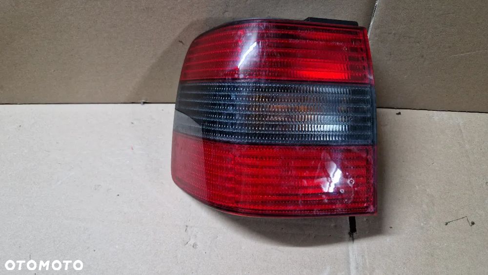 VOLKSWAGEN PASSAT B4 93-96 SEDAN  LAMPA TYL LEWA NOWA HELLA 9EL141889-041