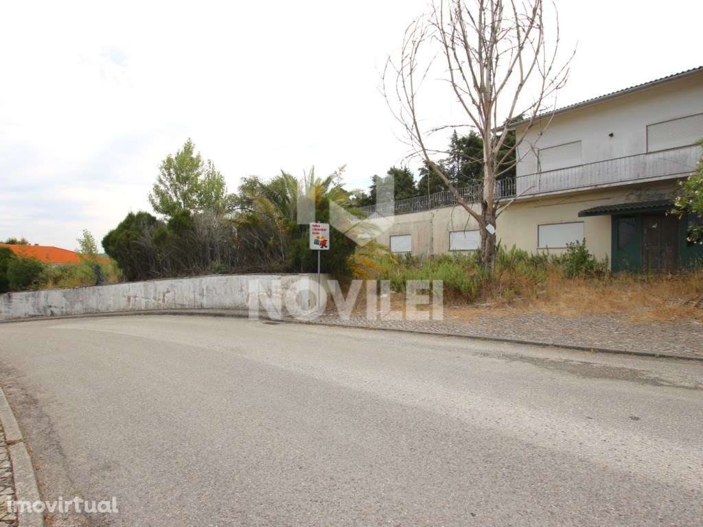 Edifício constituído por moradia (1º andar) e Loja (R/C). - Grande imagem: 2/30