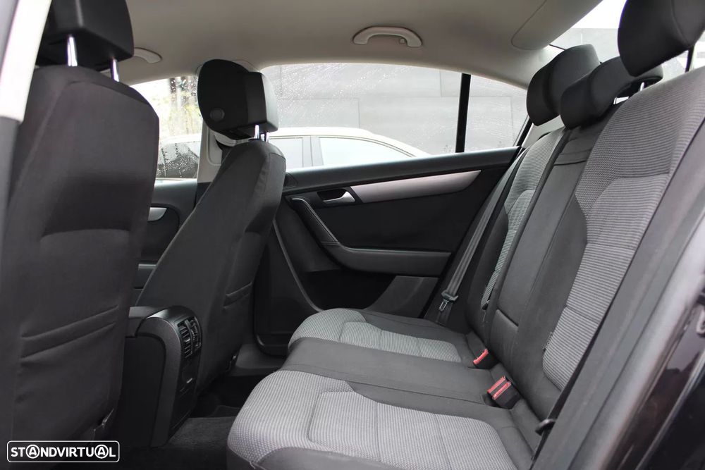 VW Passat 1.6 TDI Confortline - 14