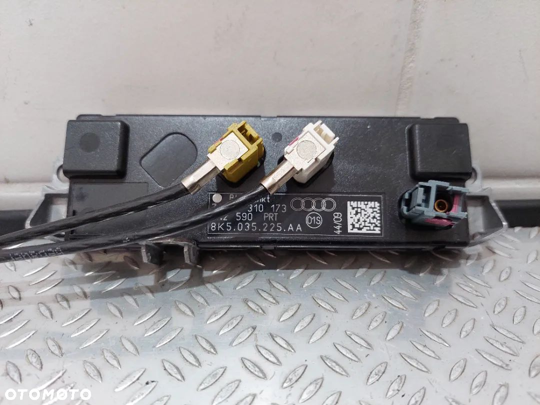 WZMACNIACZ ANTENOWY AUDI A4 B8 nr 8K5035225AA - 1