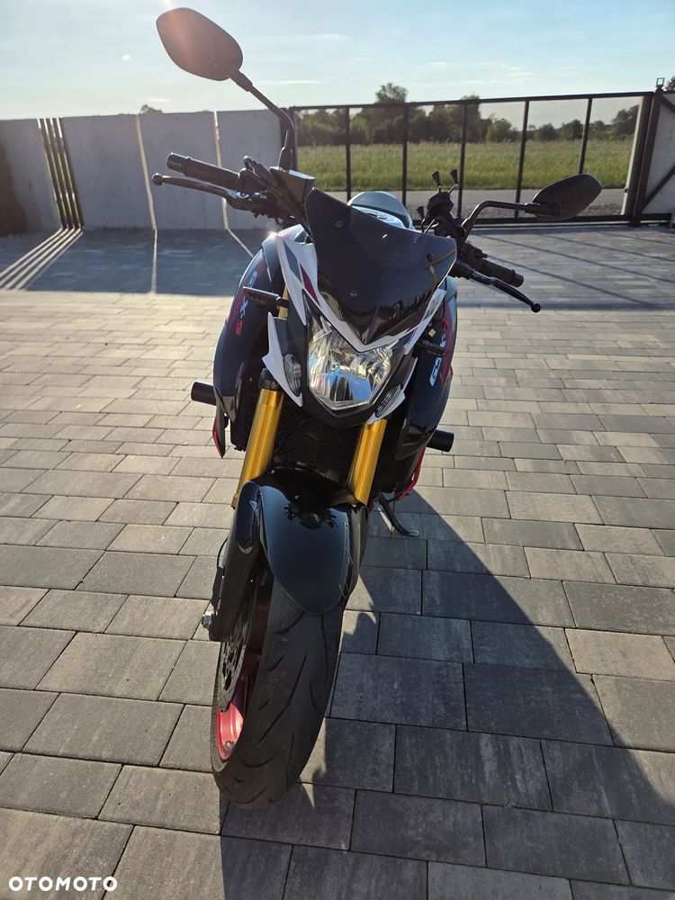 Suzuki GSX - 12