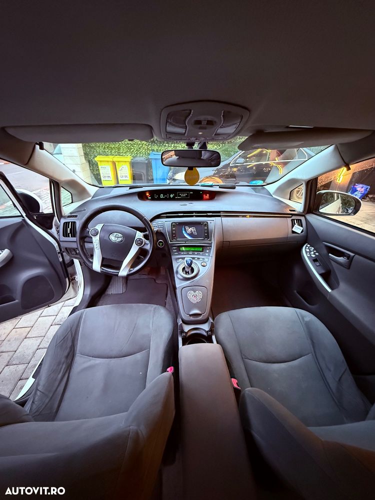 Toyota Prius (Hybrid) Sol Plus - 6