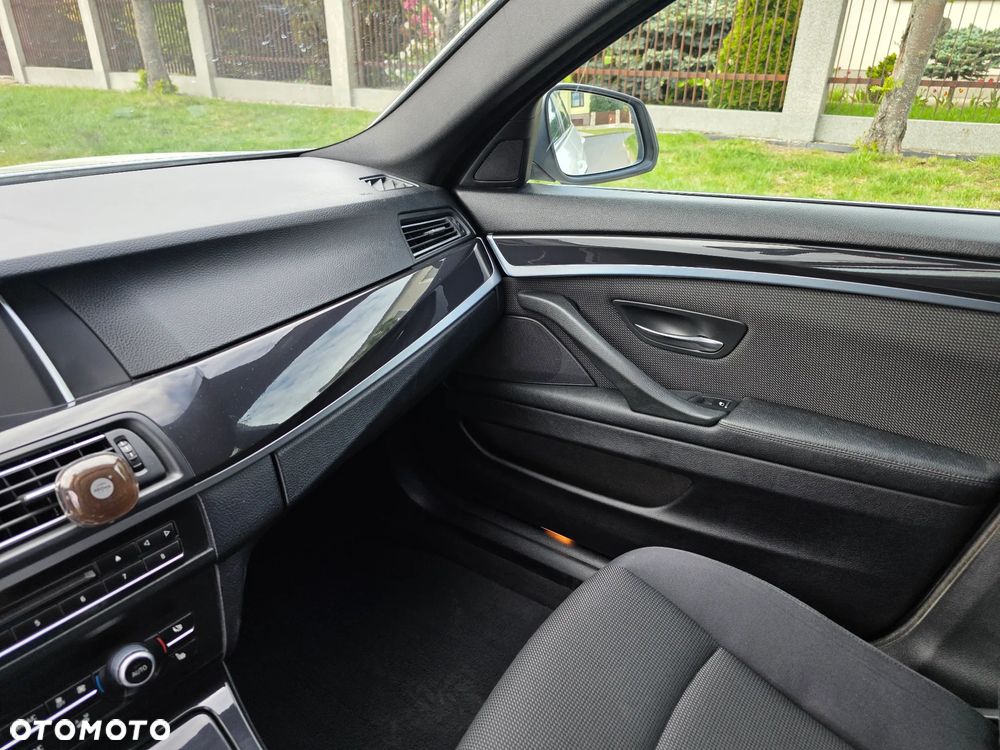 BMW Seria 5 525d xDrive Luxury Line - 28