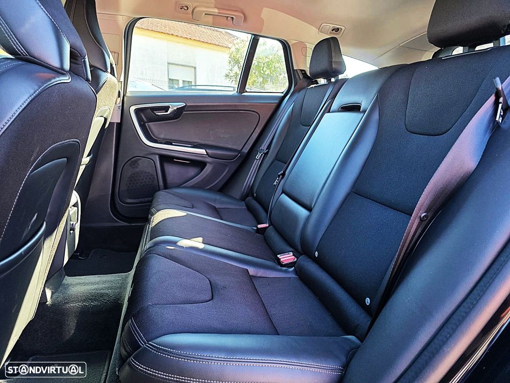 Volvo V60 2.0 D2 Momentum - 11