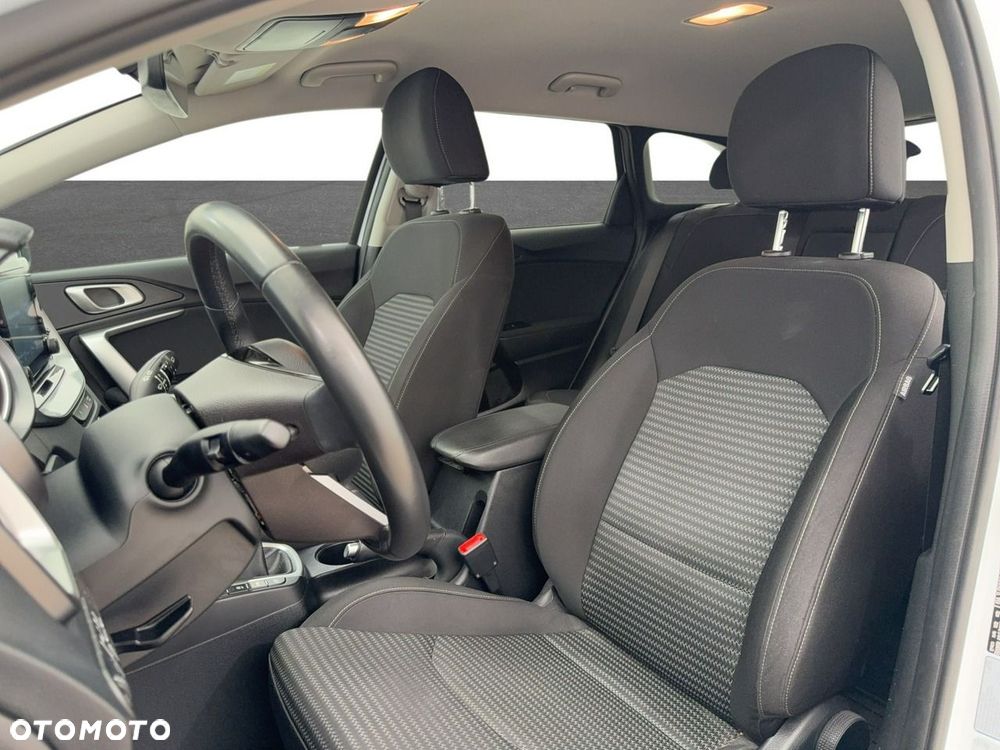 Kia Ceed - 10