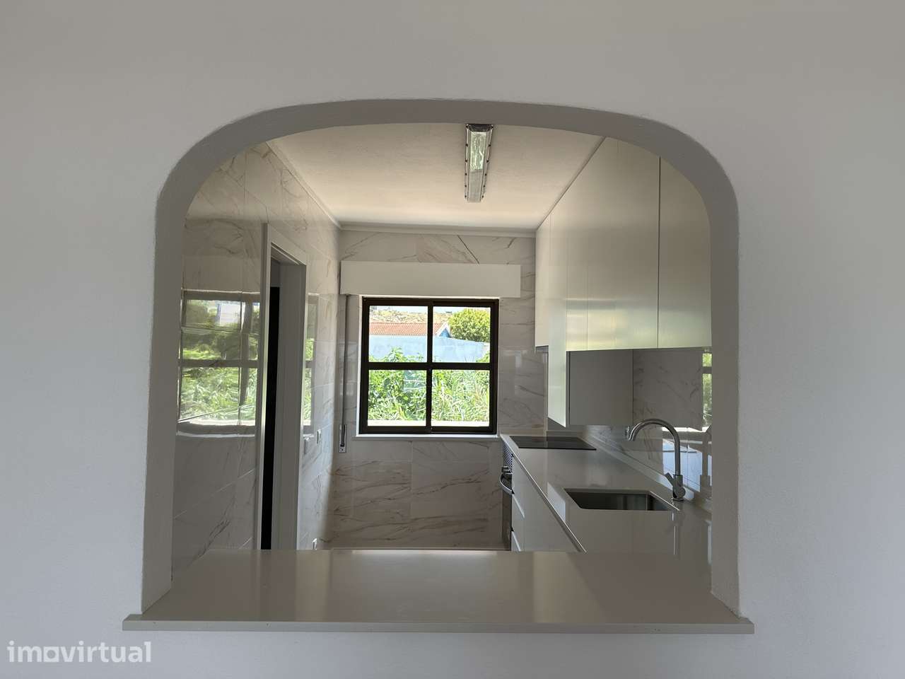 Apartamento T2 totalmente renovado com vista mar em primeira linha - Grande imagem: 3/18