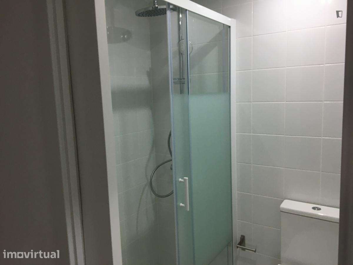 Quarto - localizado em Senhora da Hora Porto - Grande imagem: 2/9