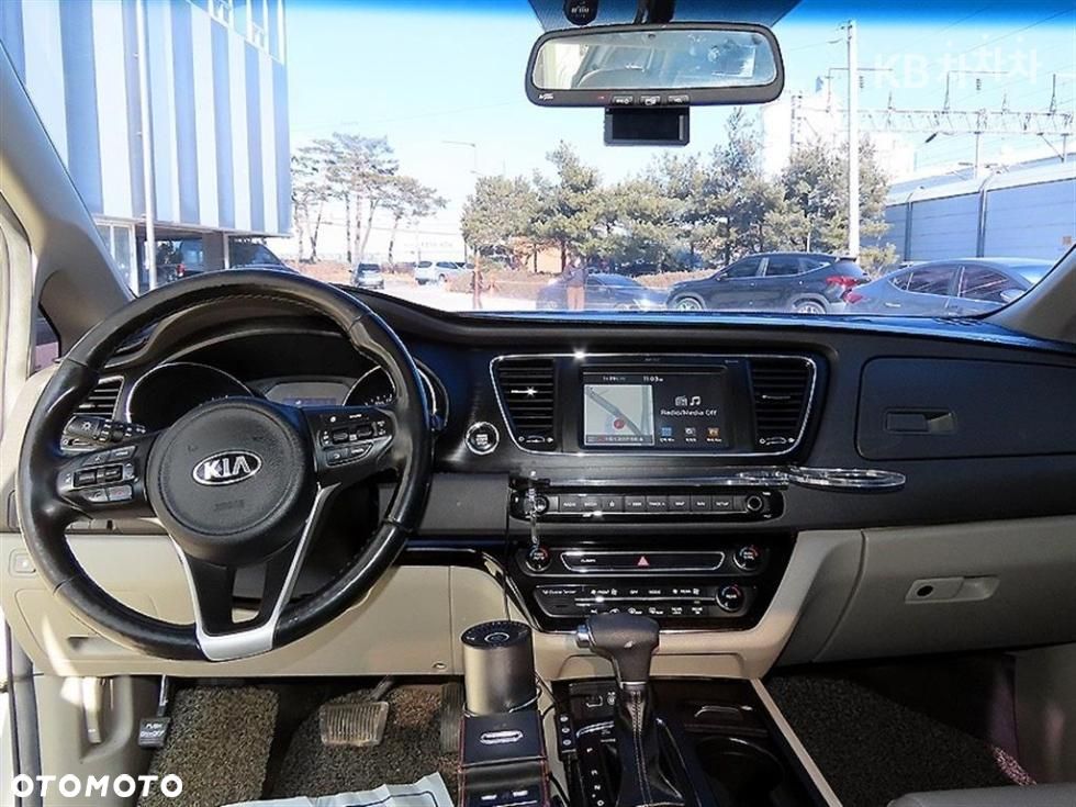 Kia Carnival - 8