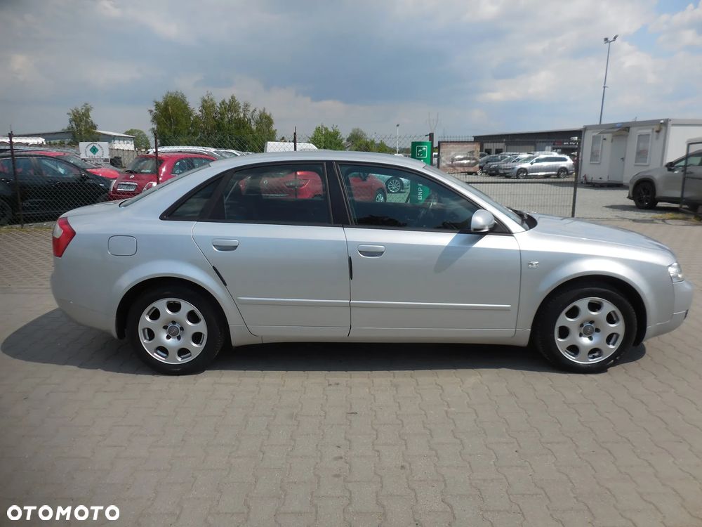Audi A4 Limousine - 8