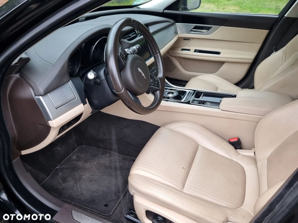 Jaguar XF 30d Prestige - 9