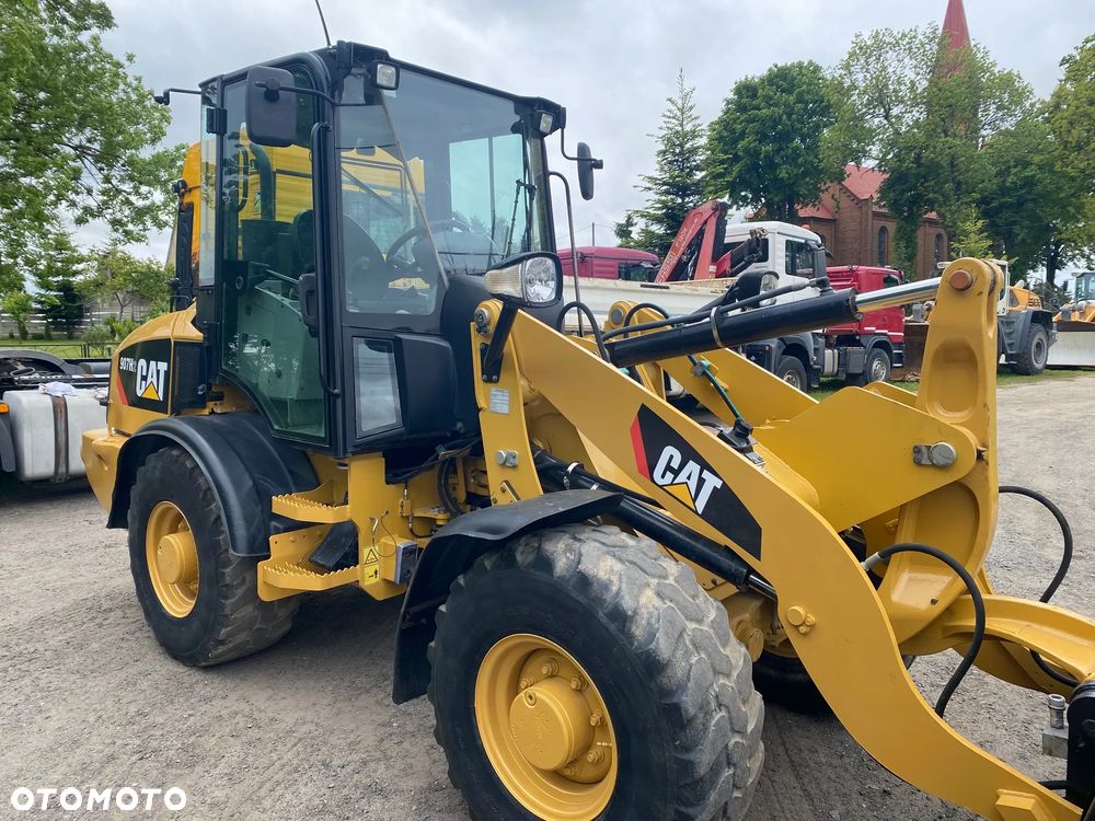 Caterpillar CAT 907H2, 2014 ROK, 4900 MTH, ŁYŻKA OTWIERANA + WIDŁY, z NIEMIEC, - 11