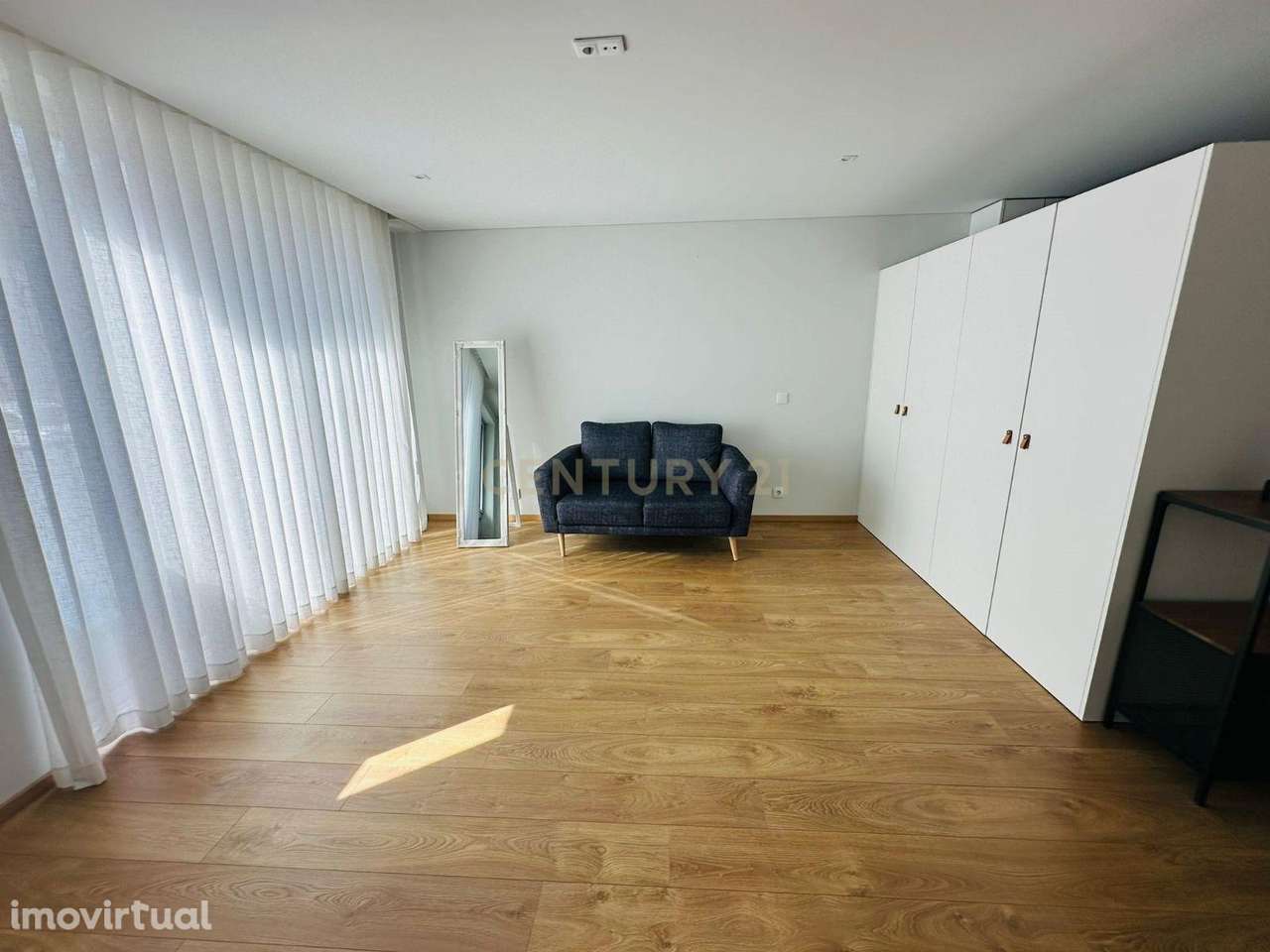 Apartamento T0 para Arrendar com Varanda, Garagem e Concierge 24h | Ed - Grande imagem: 2/23