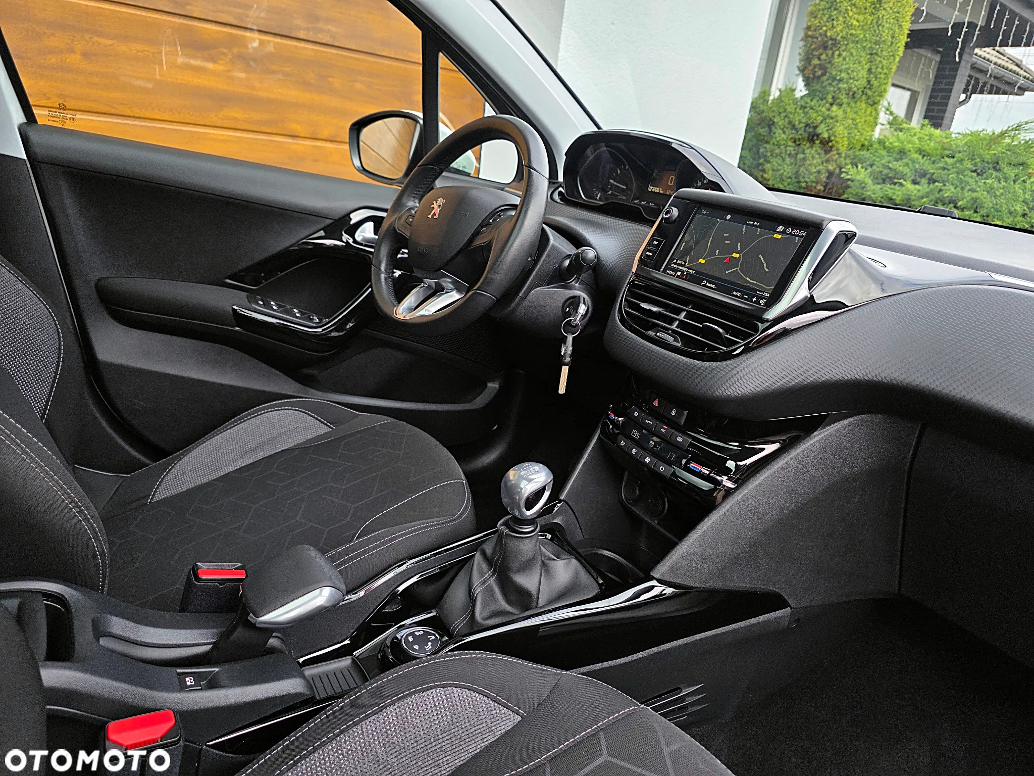 Peugeot 2008 1.2 Pure Tech Allure S&S - 21