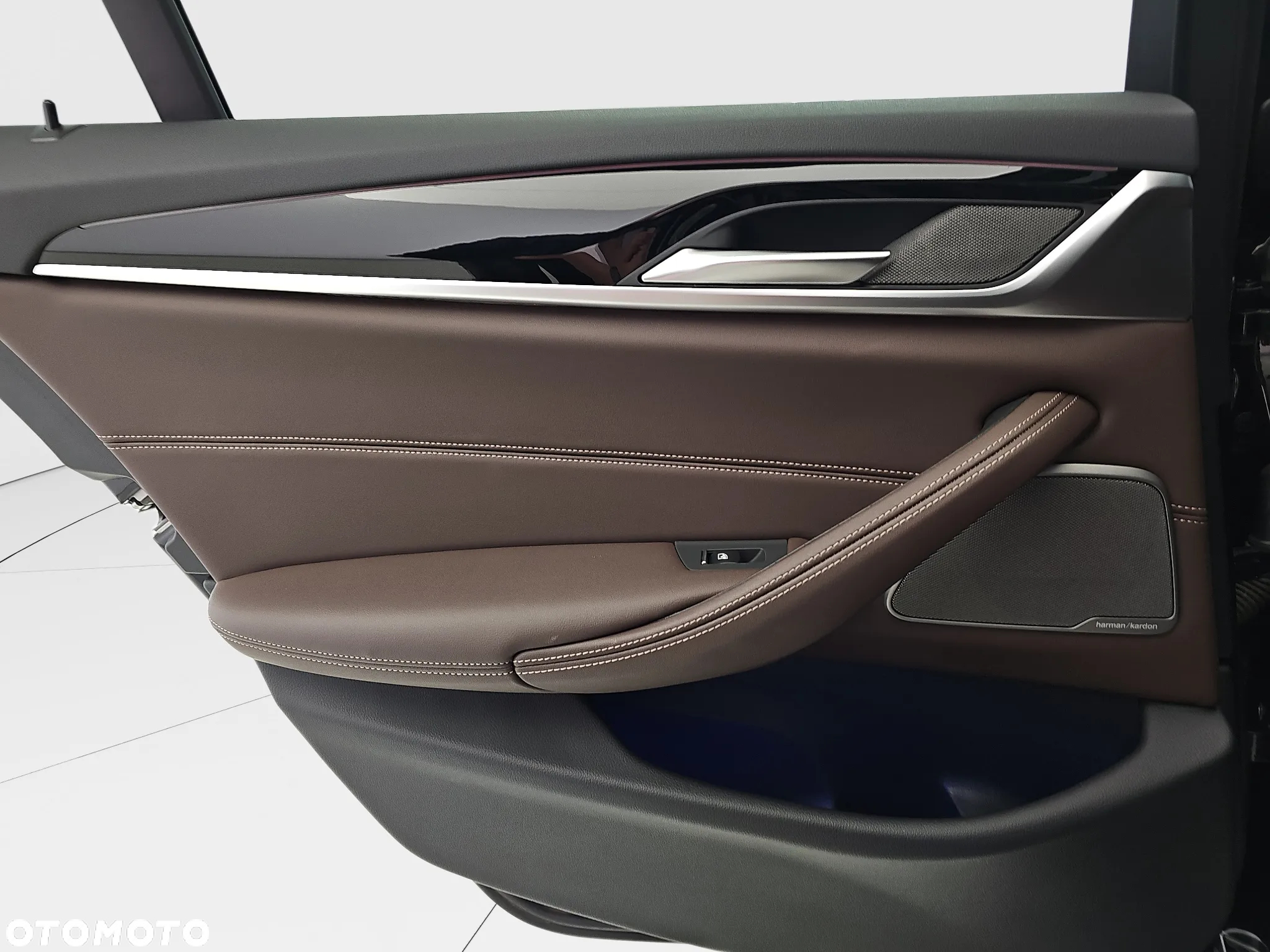 BMW Seria 5 M550i xDrive - 29