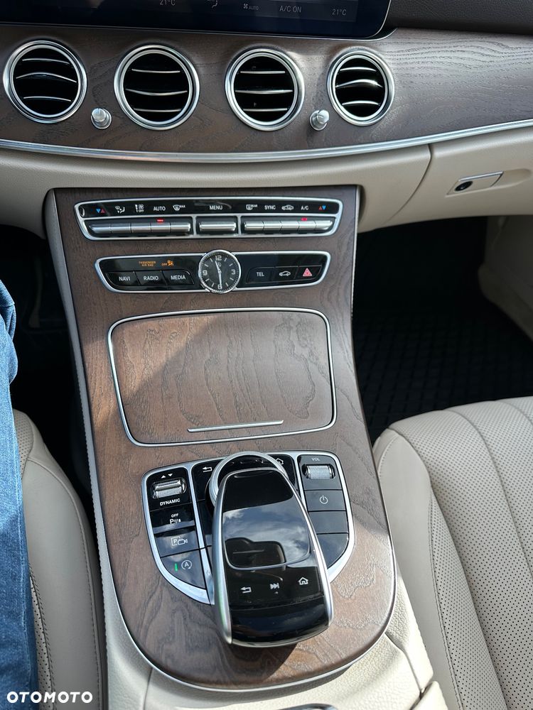 Mercedes-Benz Klasa E 220 d 4-Matic 9G-TRONIC - 25