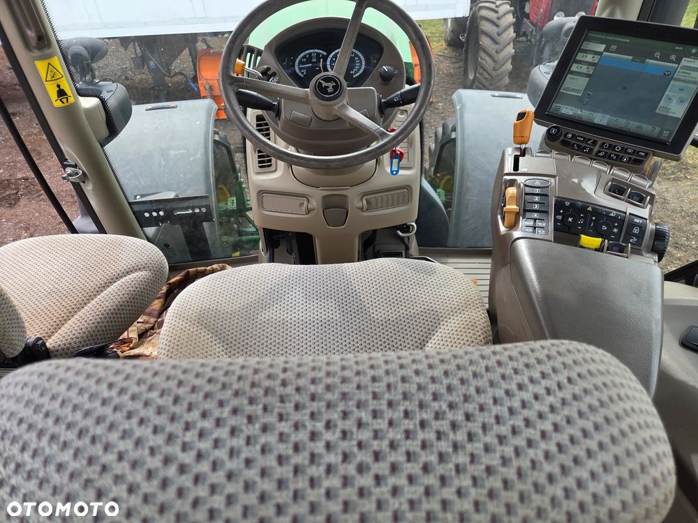 John Deere 6215R - 11