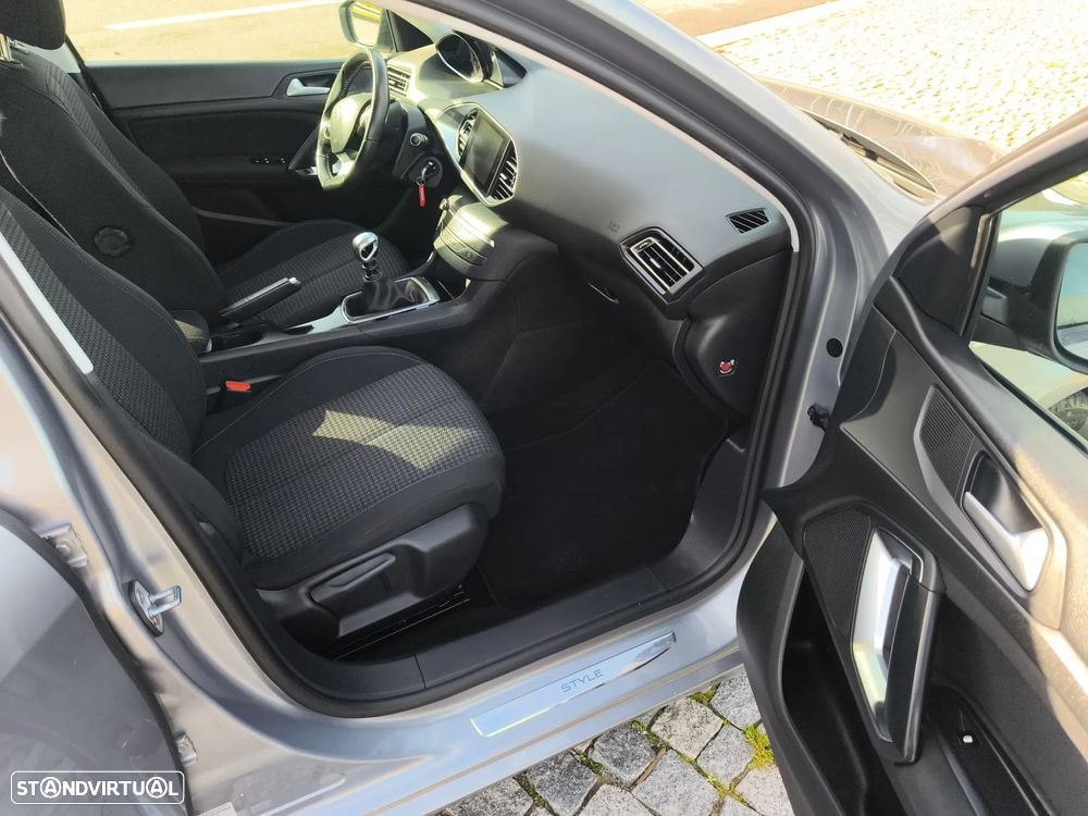 Peugeot 308 1.5 BlueHDi Active J17 - 17