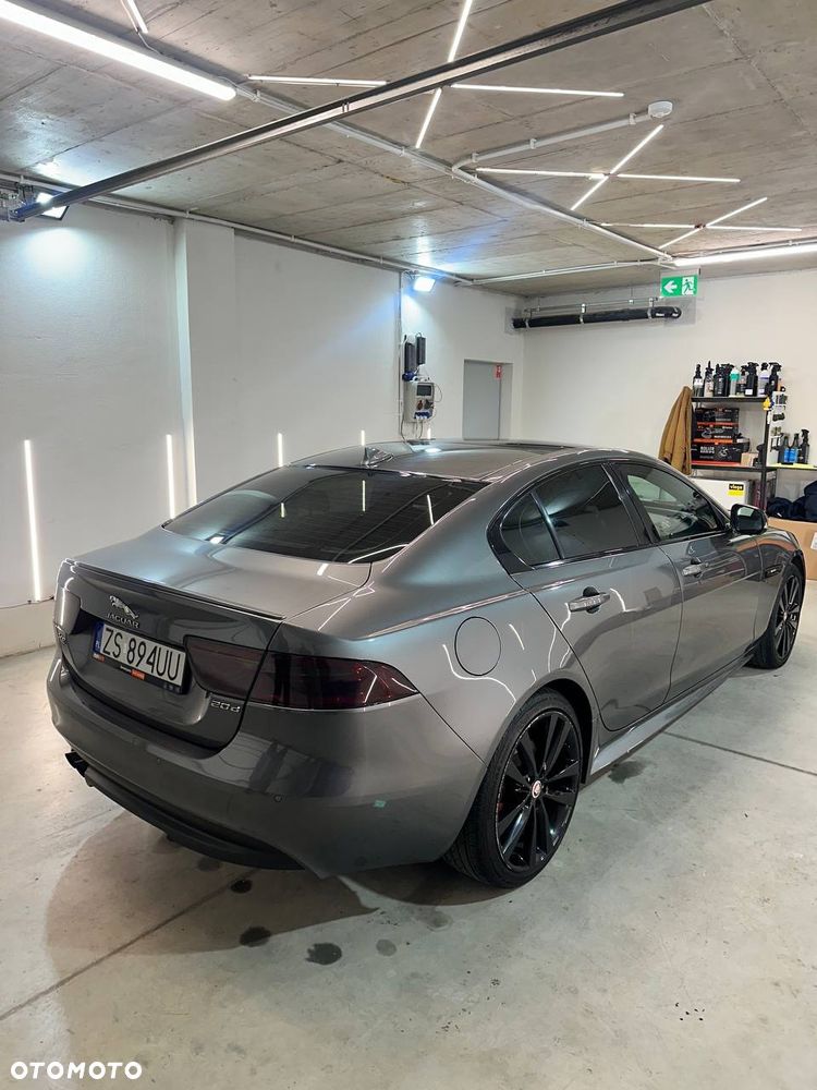 Jaguar XE 2.0 D AWD R-Sport - 3