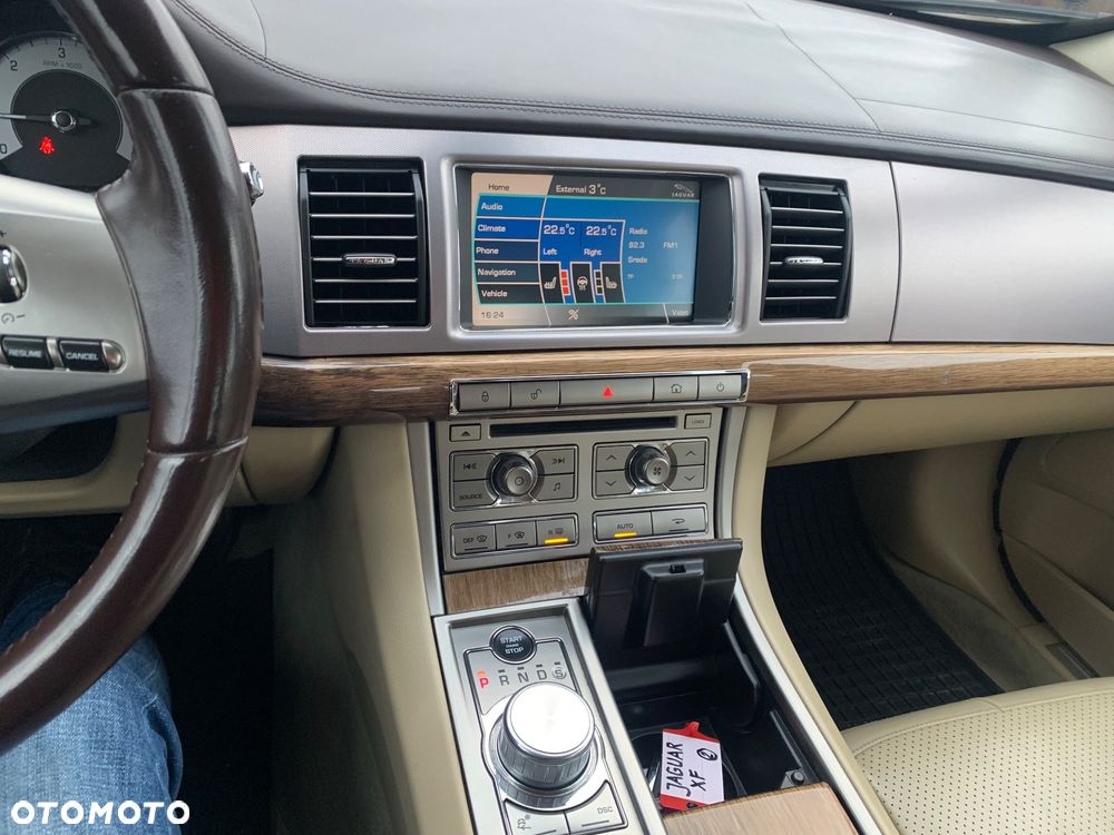 Jaguar XF 2.7 V6 Premium Luxury - 23