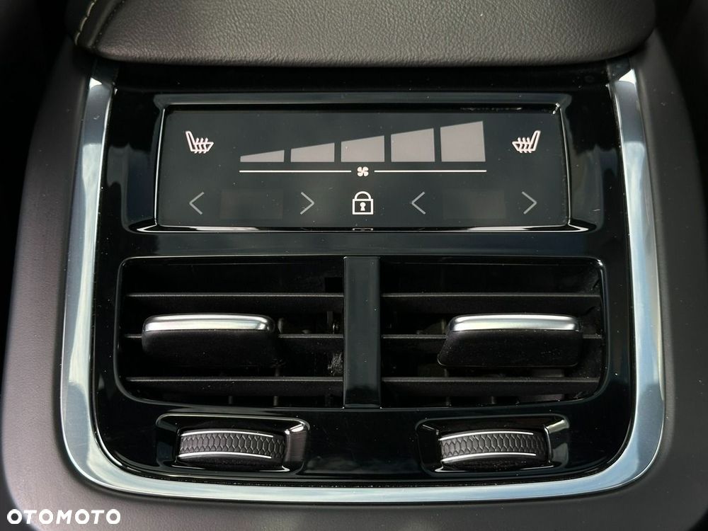 Volvo XC 60 B4 D AWD Ultimate Dark - 36