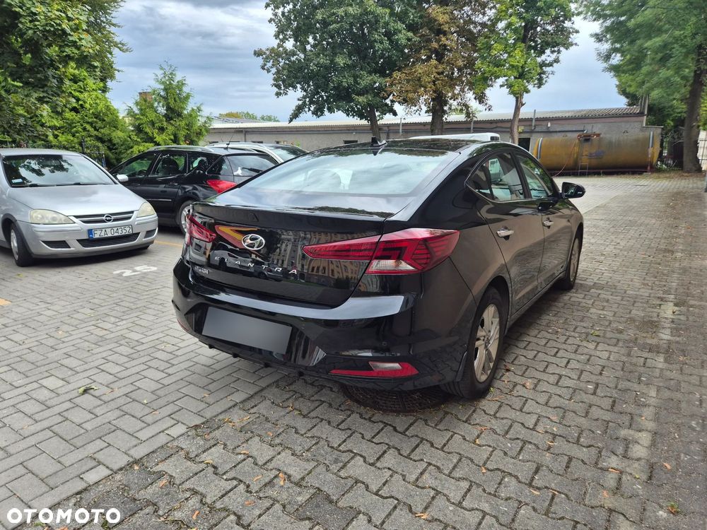 Hyundai Elantra 1.6 Comfort - 12