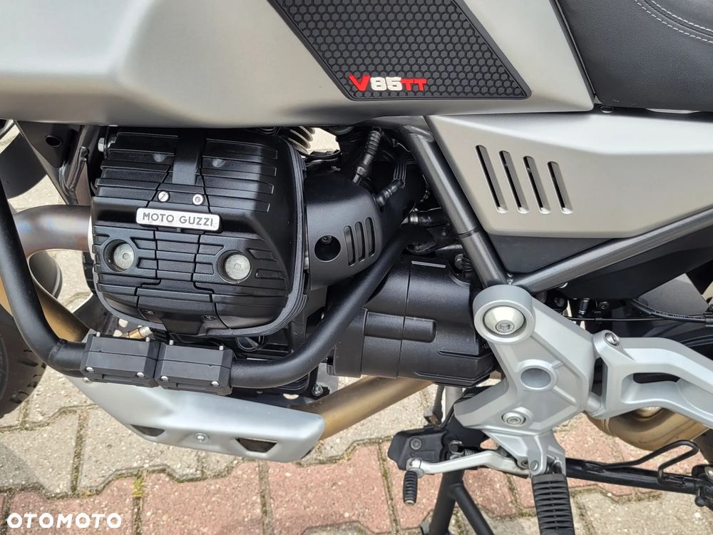 Moto Guzzi V85 - 24
