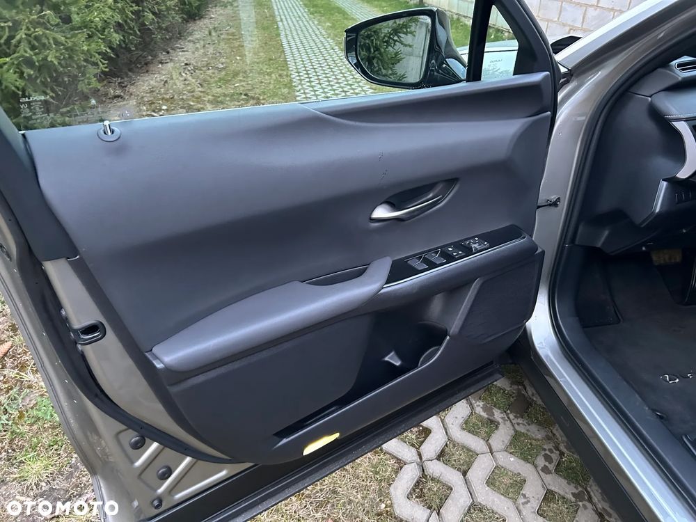Lexus UX - 10