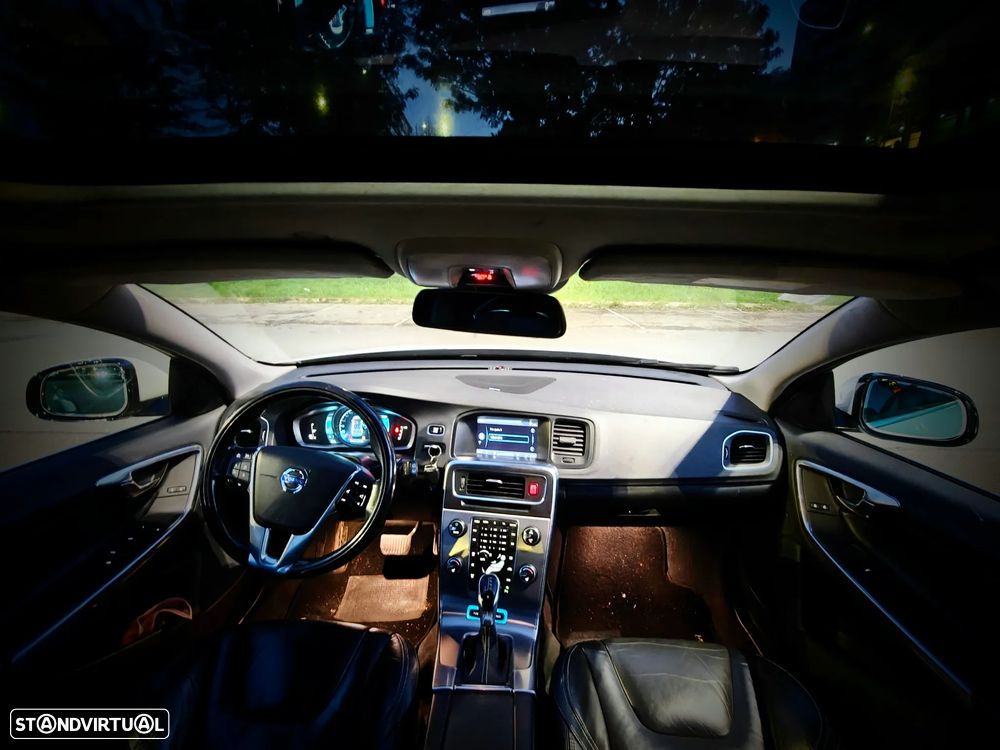 Volvo V60 2.4 D6 R-Design Sum.AWD Phev - 11