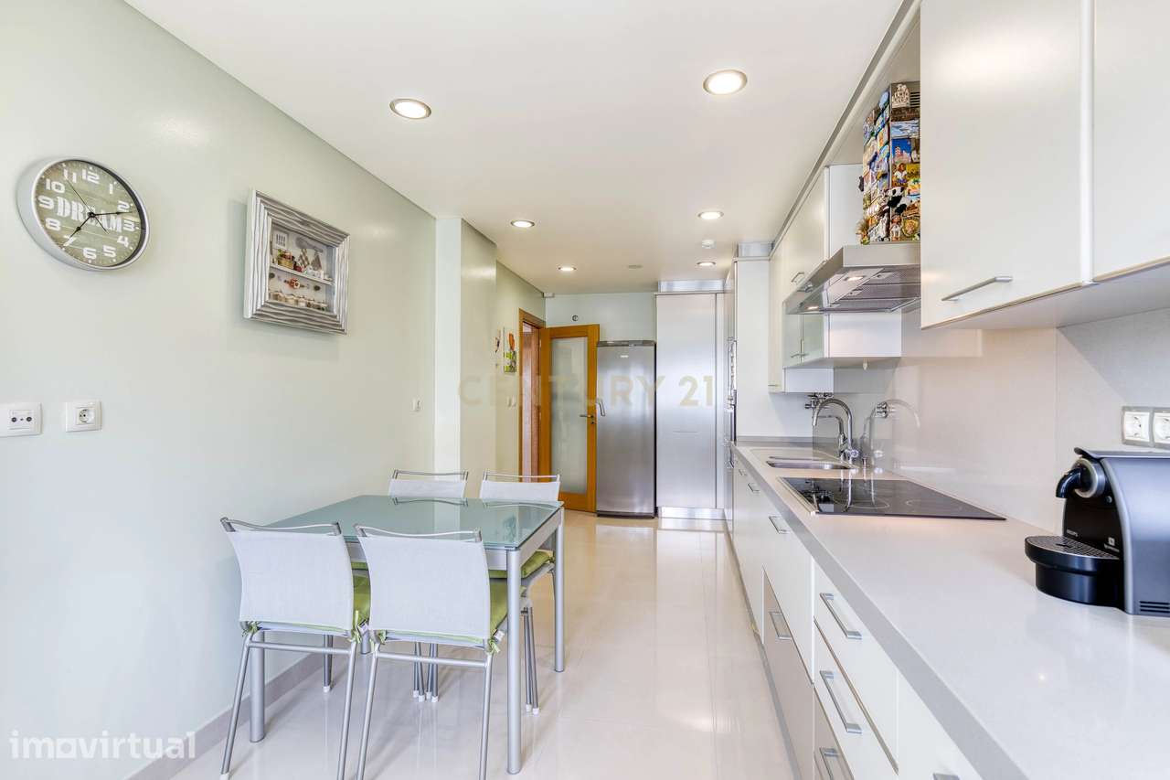 Apartamento T2 com Terraço e Garagem na Atalaia, Amadora - Grande imagem: 4/37