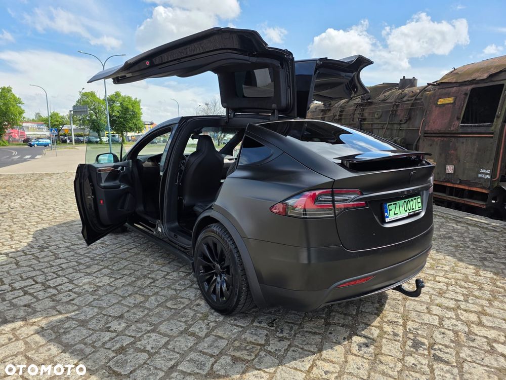Tesla Model X - 12