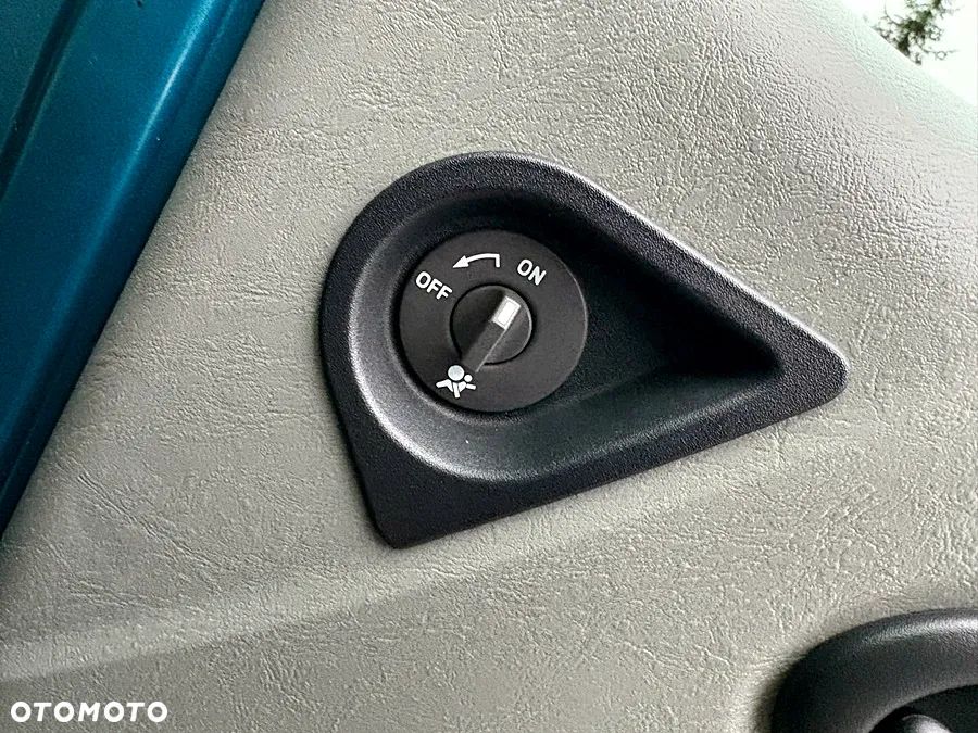 Renault TRAFIC 2.0 dCi na łańcuchu 6 biegów Klima Nawigacja Skóra Elektryka B ładnie utrzymany Oryg 217 tys km 1 Właściciel Bagażnik dachowy Drabina 2007 rok - 27