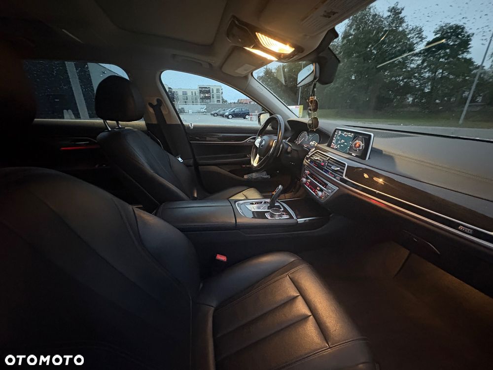 BMW Seria 7 740i - 21