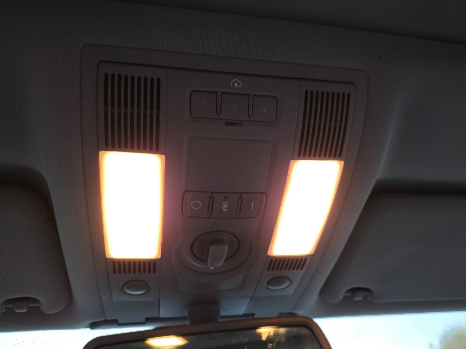 LAMPKA PODSUFITKI PRZEŁĄCZNIK SZYBERDACHU AUDI A8 D3 - 2