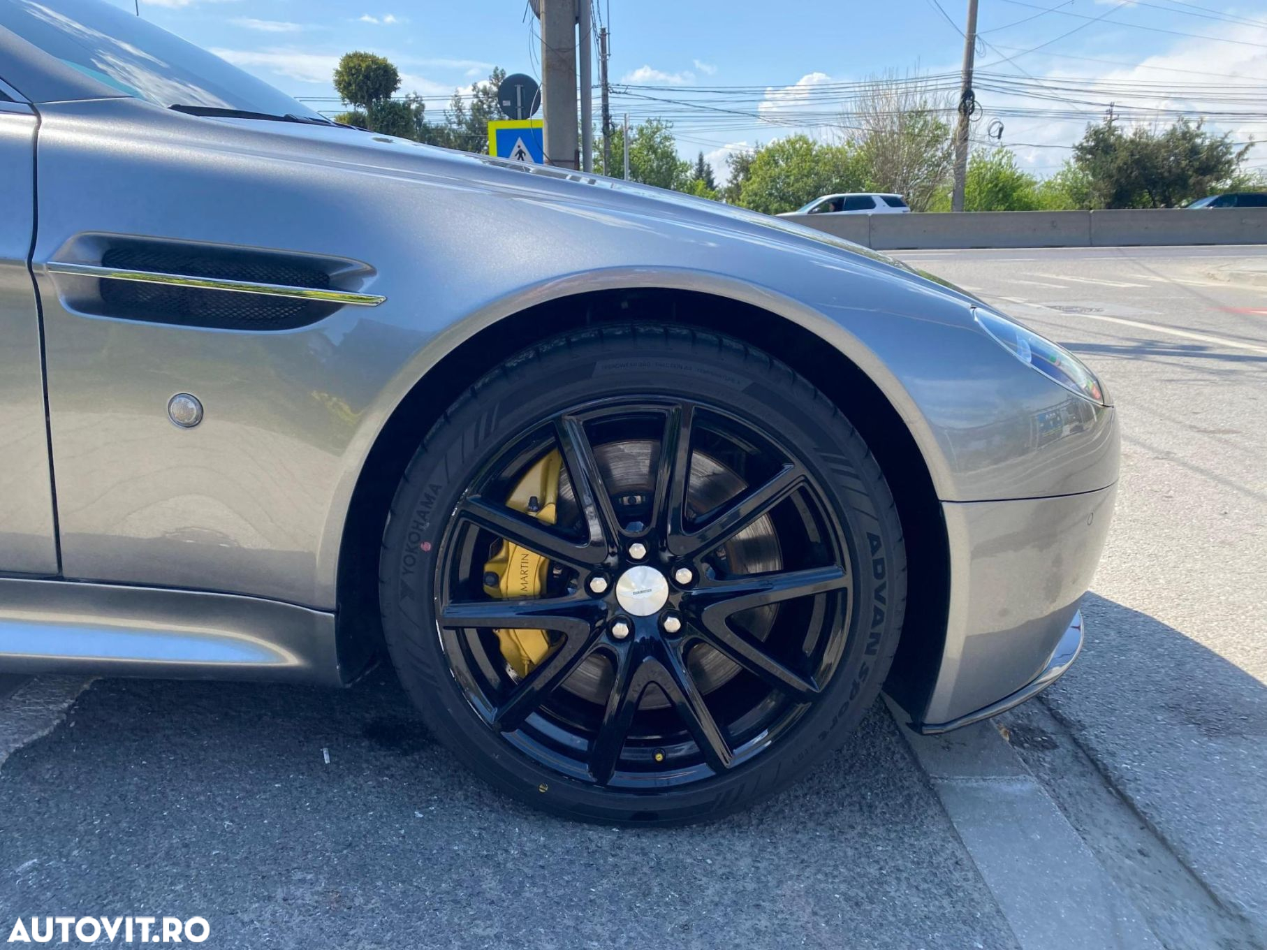 Aston Martin V8 Vantage - 8