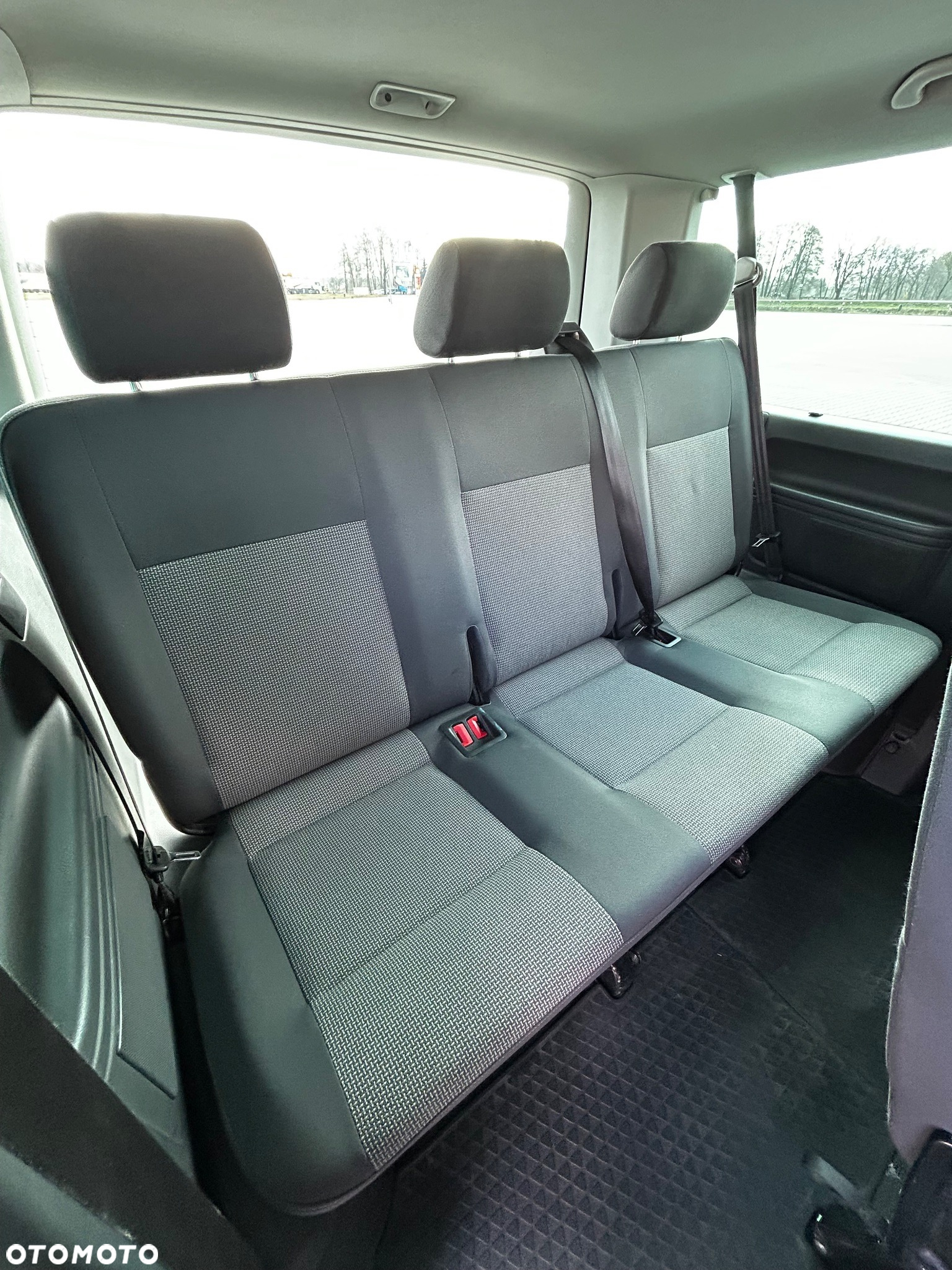 Volkswagen Caravelle - 10