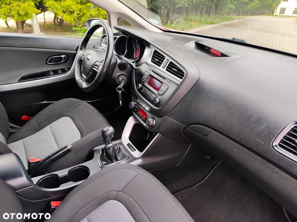 Kia Ceed 1.6 CRDi 128 Fifa World Cup Edition - 8