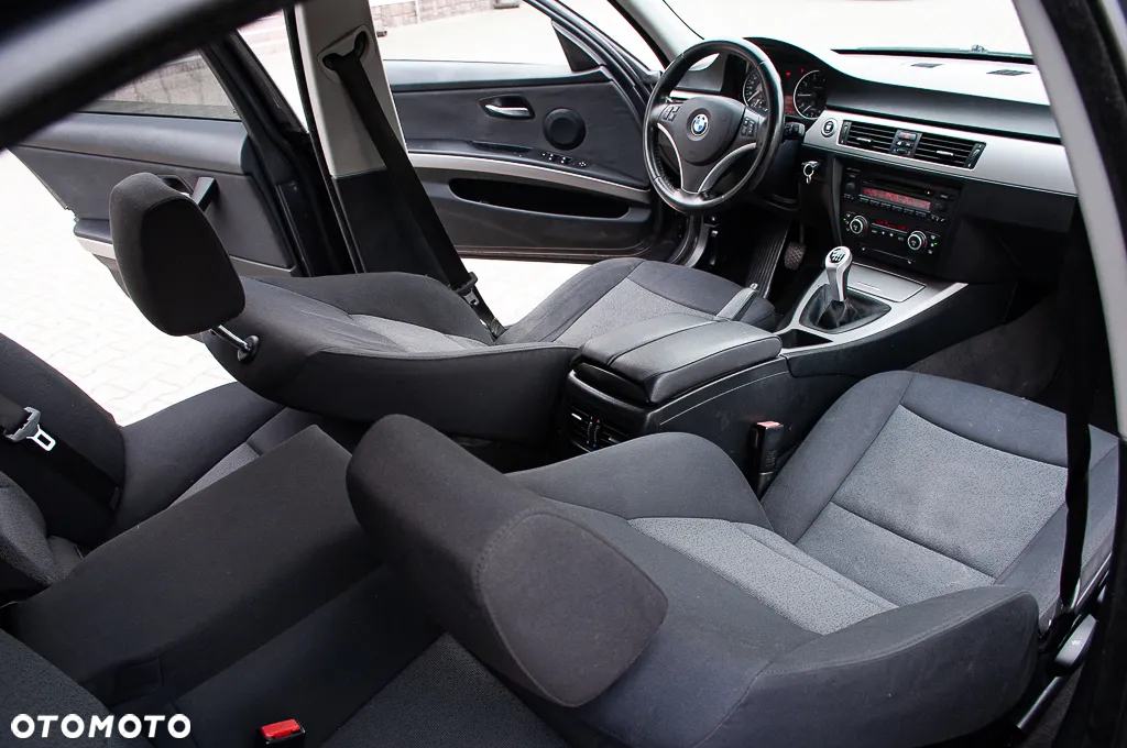 BMW Seria 3 318i Touring - 24