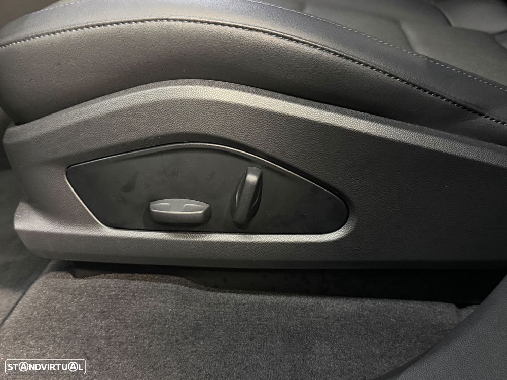 Porsche Macan Electric 4 - 11