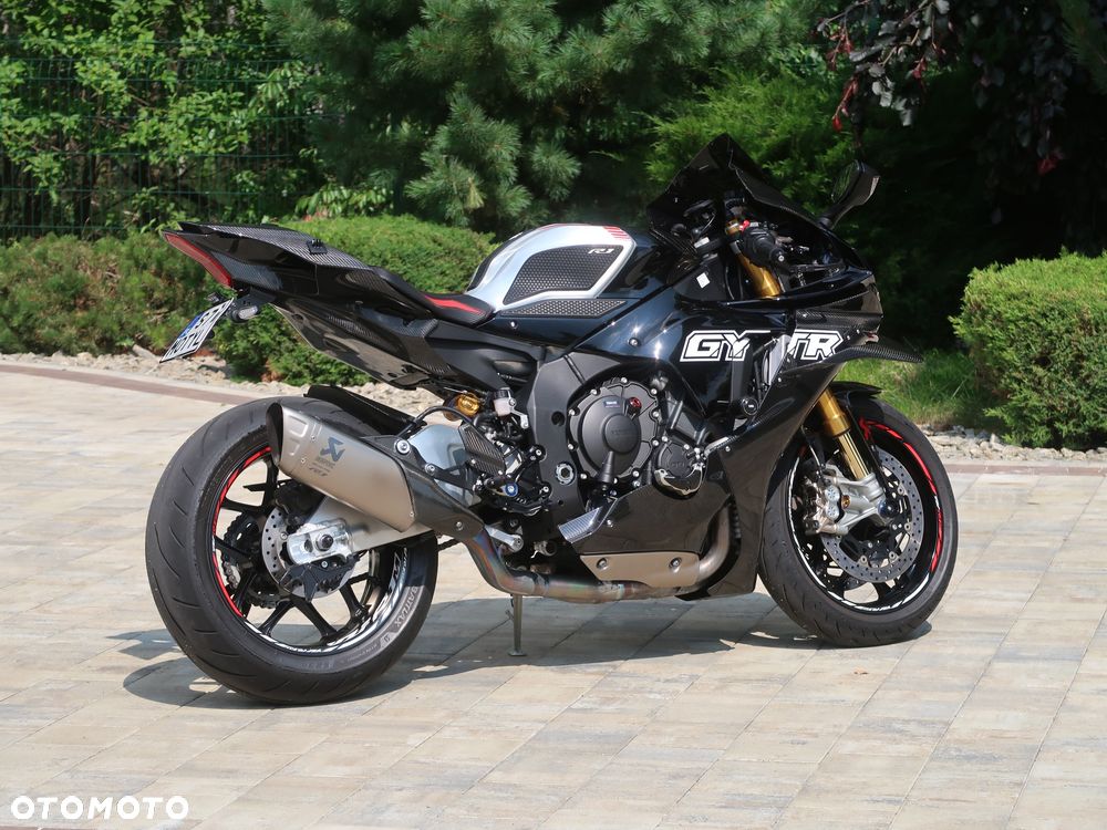 Yamaha R1 - 22