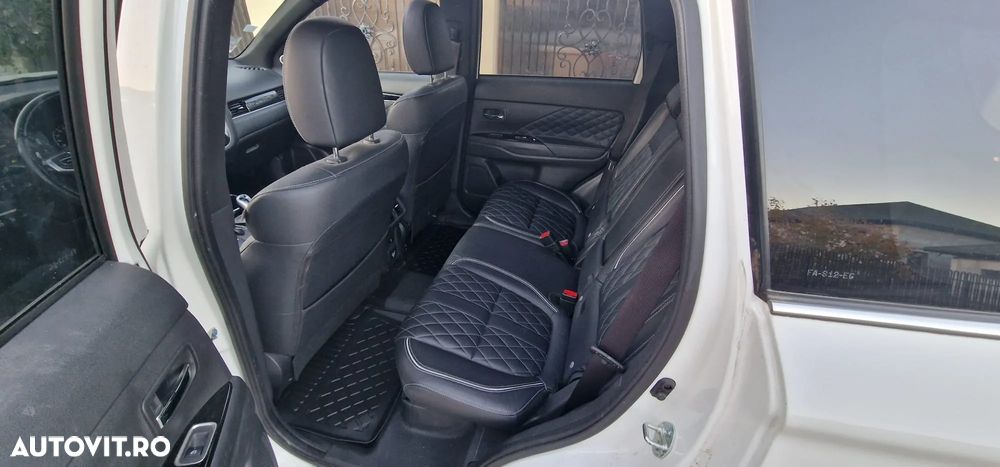 Mitsubishi Outlander 2.4 4WD Plug-In Hybrid Top - 15