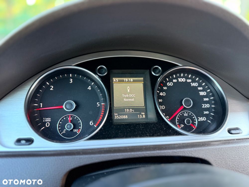 Volkswagen Passat 2.0 TDI Highline - 32