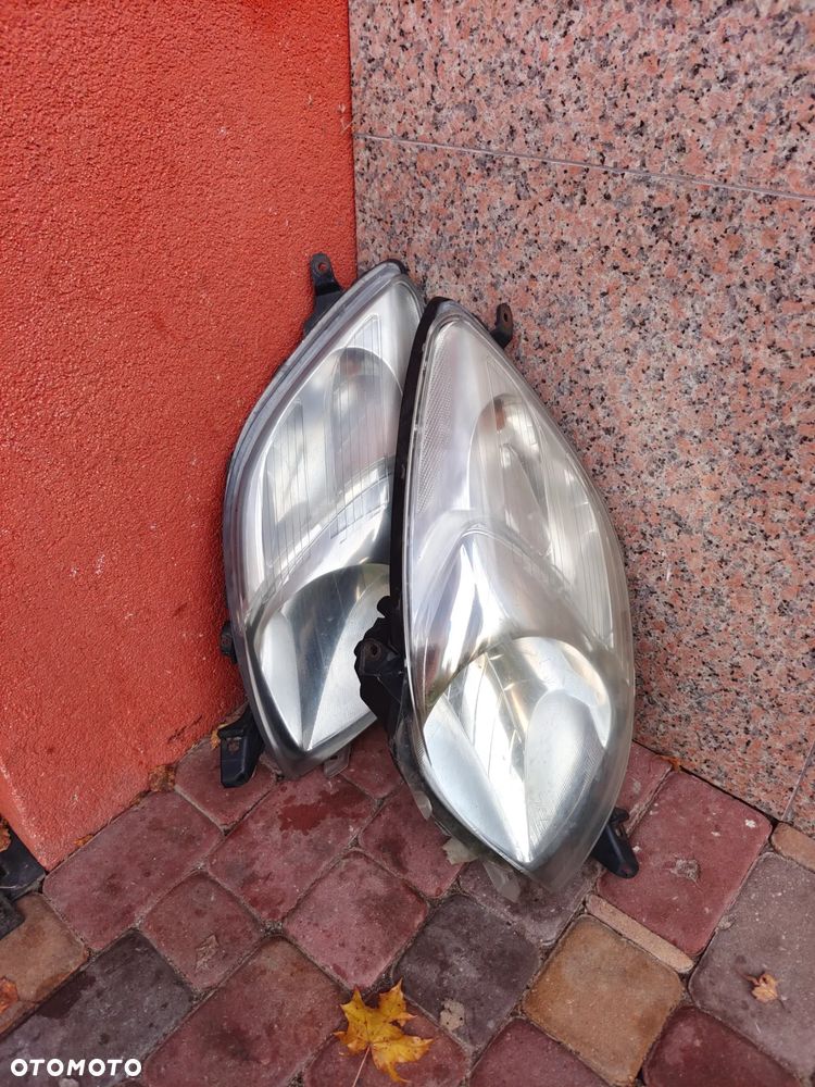 Toyota Yaris 2 lampa przód przednia lewa prawa