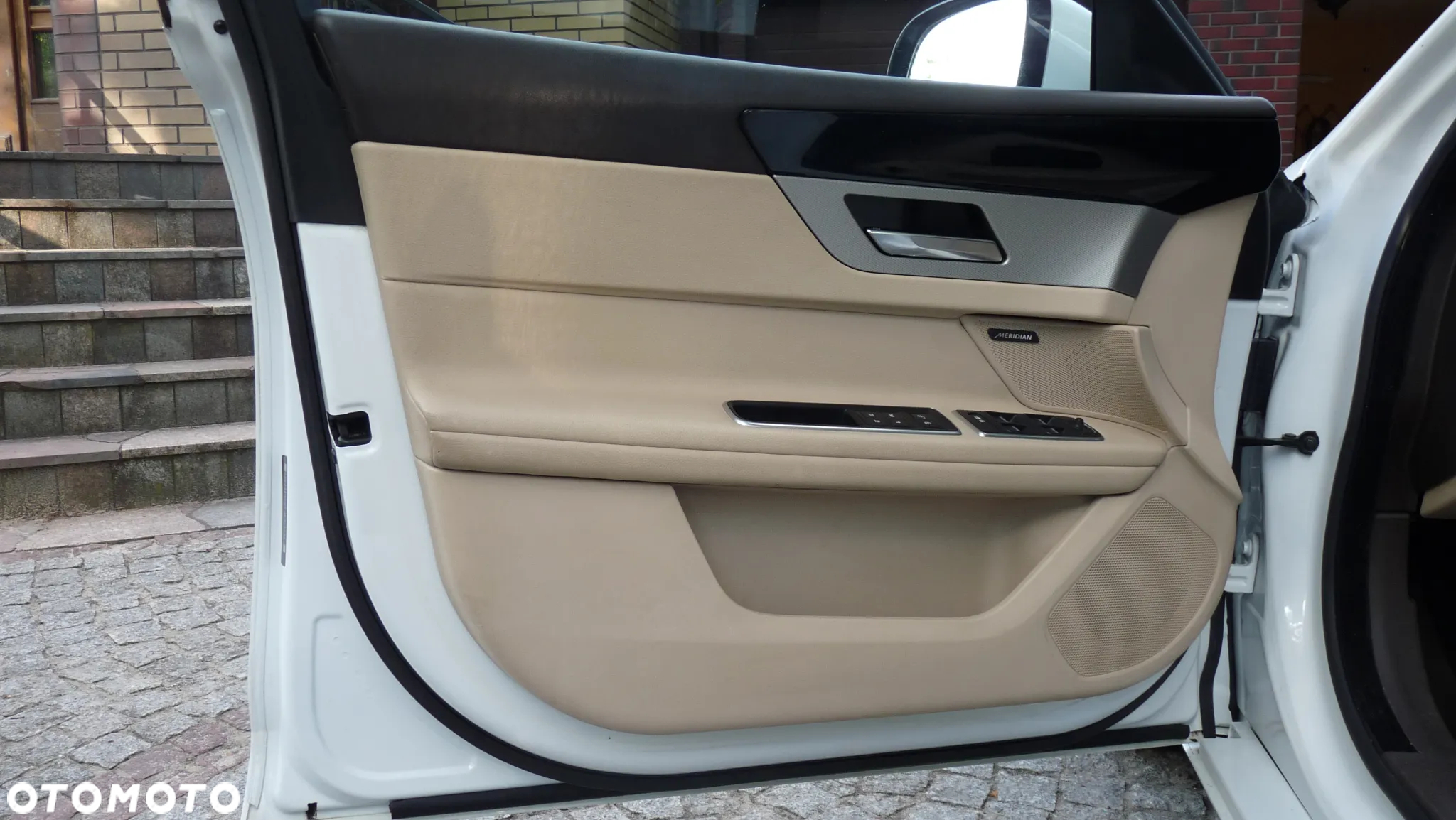 Jaguar XF 35t AWD Portfolio - 16