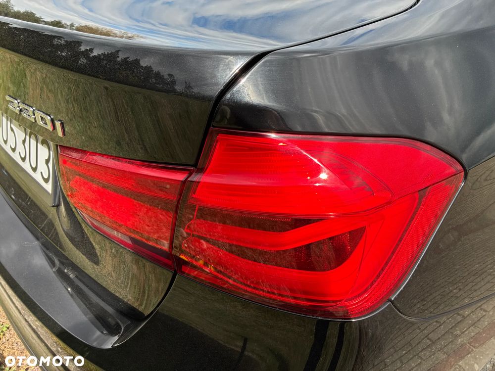 BMW Seria 3 330i Sport Line - 12
