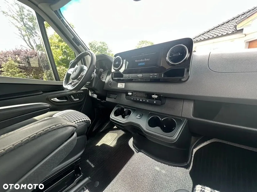 Mercedes-Benz Sprinter 907 - 12