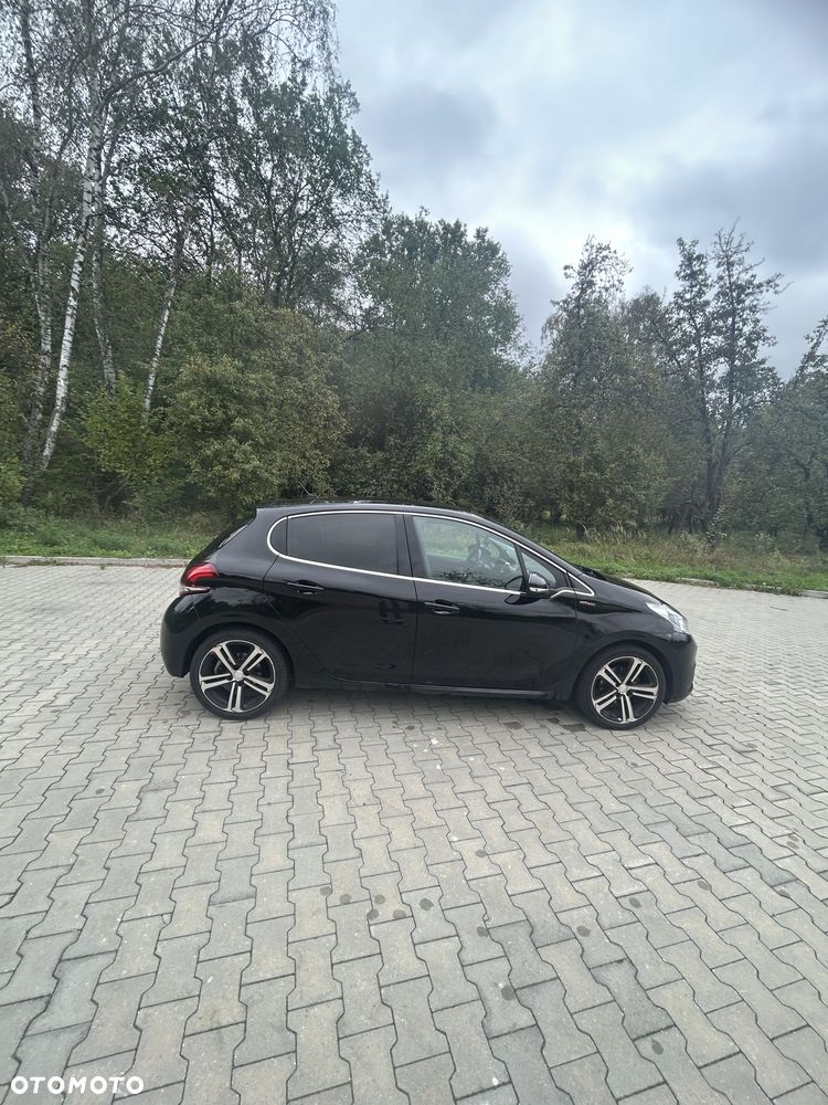 Peugeot 208 - 8