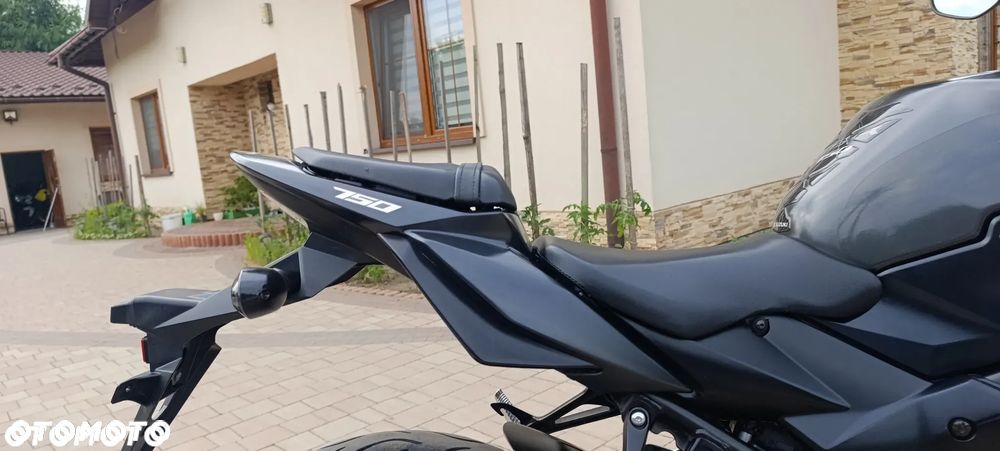 Suzuki GSR - 24
