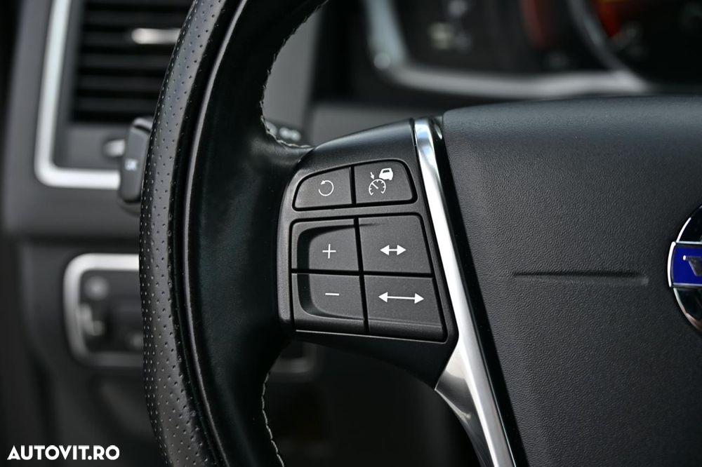 Volvo XC 60 D5 AWD Geartronic Momentum - 24