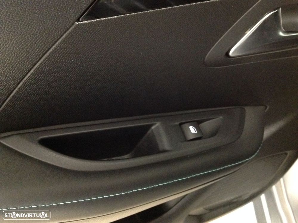 Peugeot 208 1.2 PureTech Allure - 25